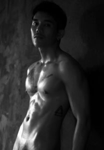 หนุ่ม-ดิษย์ธนา-กล้ามเท่