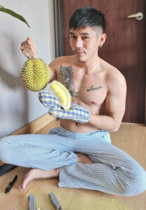 หนุ่ม-ดิษย์ธนา-กินทุเรียน