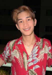 โยชิ-เสื้อดอกแดง