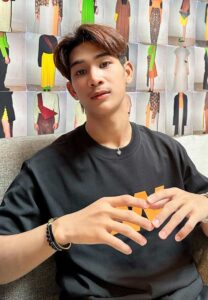 โยชิ-เสื้อยืดดำ