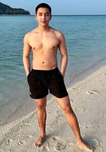 ต้น-ณทวรรษ-กางเกงดำ