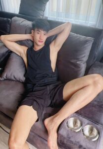 มอส-ศักดิ์สิทธิ์-เสื้อกล้ามดำ