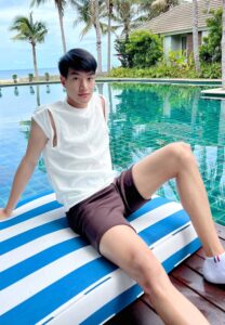 มอส-ศักดิ์สิทธิ์-เสื้อน้ำเงิน