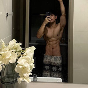 Fight Pacharapon toilet